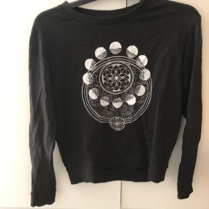 Tröja med tryck - Svart tröja med tryck. I bra skick 