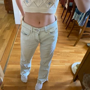 bikbok jeans - Ljusa jeans från bikbok. De är i fint skick och bara använda några gånger.