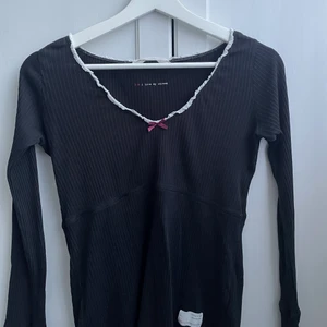 Odd molly tröja - Gullig odd Molly tröja i 100% cotton med en rosett. Köptes för ett tag sedan men har inte kommit till användning.