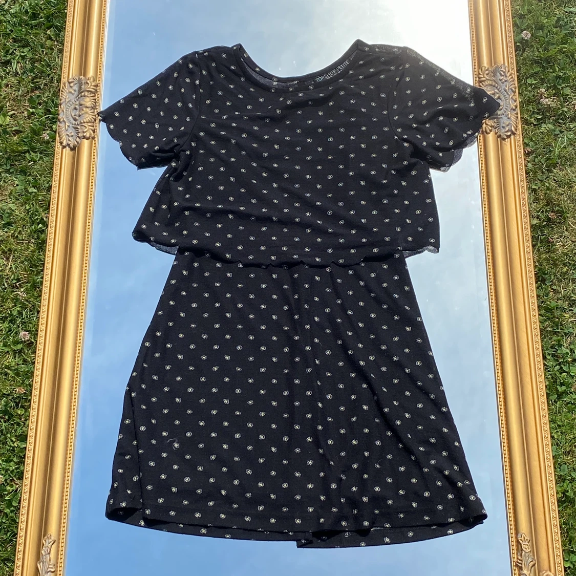 Blommig svart klänning