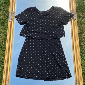 Blommig svart klänning - Söt blommig klänning från Topshop petite! Storlek 34. Bra skick. Köp flera plagg och få paketpris! 🤩