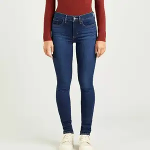 Säljer dessa otroligt vackra jeans från H&M för endast 70 kr. Använda ett få tal gånger men är som nya.👖 Byxorna sitter mycket fint på och ger även en liten lyft till rumpan. 😉 Säljer de eftersom de tyvärr inte längre passar mig. (Har du frågor är det bara att kontakta mig). 💙💙 Pris kan diskuteras om plagget behöver fraktas.
