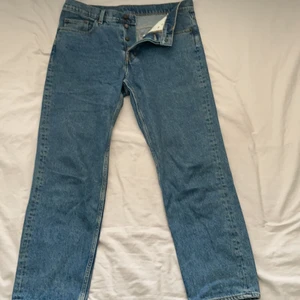 Cheap Monday jeans - Helt oanvända(endast testade) CheapMonday jeans med snygga detaljer. Storlek 31/34. Nypris 500kr. Köparen står för frakt och betalas via Swish✨