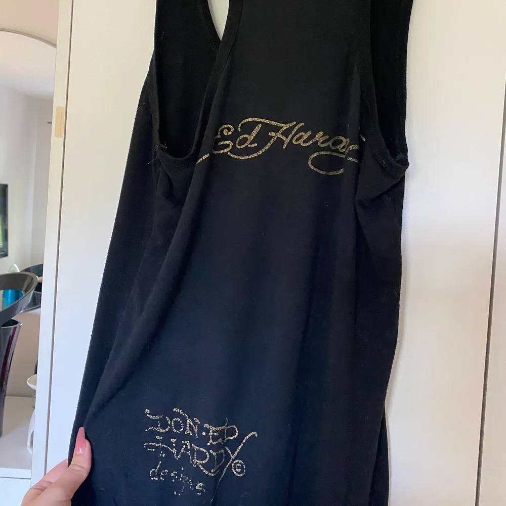 Säljer denna snygga svarta klänning som passar en S-M i storlek 🤍 Klänningen har några år på nacken så den är lite sliten i bak på trycket men annars i fint skick 🤍 Kan fraktas (45kr) eller mötas upp i Gävle 🤍. Klänningar.