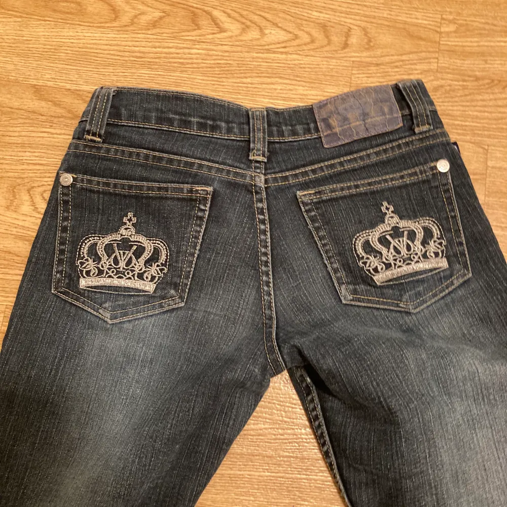 Ett par jätte fina Victoria Beckman jeans som är y2k stil. Dem passar mig som vanligtvis har storlek 34. Dem är lågmidjade och jätte bekväma 💕💕💕 buda i komentarerna 💕. Jeans & Byxor.