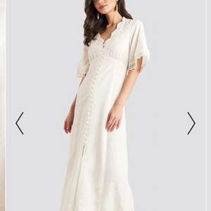 Superfin vit klänning från na-kd använd endast en gång, säljer pga kommer aldrig till användning