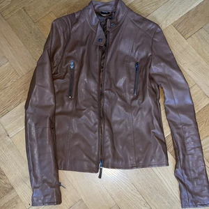 Skinnjacka  - Brun skinnjacka i storlek 36