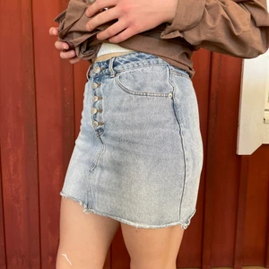 Jeanskjol - Fin jeanskjol som tyvärr blivit för liten för mig:( 