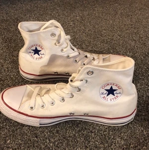 Vita converse - Säljer mina vita converse då dom inte kommer till användning. Använda endast ett fåtal gånger. Storlek 40. Köparen står även för fraktkostnaden! 