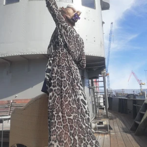 Kimono/klänning - 🦋Kimono som har knappar och resår i midjan så det kan bäras som en klänning. I genomskinligt tyg. Samfraktar gärna! Kan också mötas upp i Göteborg och annars står köpare för frakt. 🦋