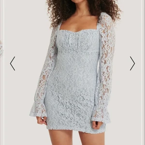 Baby blå spetsklänning - Oanvänd klänning från NA-KD 