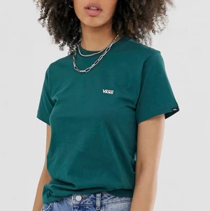 Vans mörkgrön t-shirt - Snygg och elegant grön t-shirt från Vans. Regular fit form. Färgen är mer som på 1:a bilden; ligger nånstans mellan grön och turkos nyanser, jag tror att denna färg heter petroleum. I fint skick då är den använd endast 1-2 ggr. Stl XS, normal i storlek. 