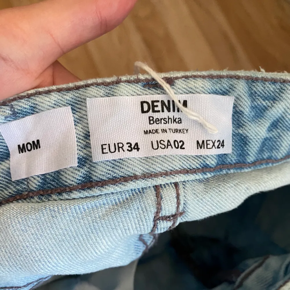 Mom jeans med slitningar. Plagget anger stl 34, jag skulle snarare säga stl 32. Aldrig använda.. Jeans & Byxor.