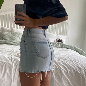 Jeans kjol - Skitsnygg jeans kjol från Pacsun! Köpt i usa för några år sedan och säljer nu pågrund av att de inte används🤍 jätte snygg ljus tvätt med slitningar på. Skicka privat för fler bilder, frågor eller intresse!💗💗 (frakten är inräknad i priset)💗