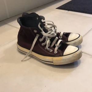 Converse i vinrött  - Ett par röda converse som jag har färgat, så de har blivit en jättefin vinröd färg. Tyvärr blek de lite blekta på vissa ställen av sulorna. De är i storlek 36,5, och är ”true to size”. Paketet kan postas, men då får du stå för frakten. 