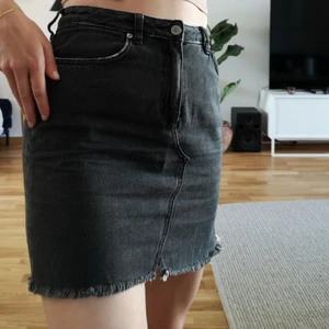 Svart jeanskjol i storlek 36 - Svart kjol från H&M i storlek 36. Använd men i okej skick! Jag på bilden är 170 cm lång och har vanligtvis 36 i kläder.