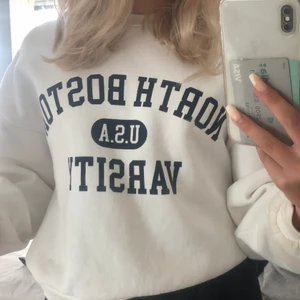 Collegetröja  - En jättefin collegetröja från Gina som tyvärr inte används längre! Sparsamt använd💗