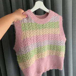 Stickad väst från Zara - Jättefin stickad väst från Zara💜 Storlek M.