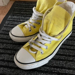 Gula Converse  - Jag har fått de begagnade, själv använt de max 3 gånger. Storlek 5 (37 ungefär, de passar mig som har 37/38). Frakt tillkommer (66kr). 