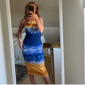 Klänning H&M - Såå fin klänning från H&M några år tbx, går därför int att få tag i.💙💙 dragkedja baktill o formar kroppen så snyggt. Retro vibe. Fraktkostnaden 66kr spårbar💙 Bild lånad från Emma Melander 