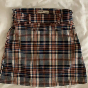 kjol från pull&bear 😇 - kjol köpt för ett år sen från pull&bear, kommer med skärp som man kan ta av 🤍  knappt använd så är i bra skick! jag är 169cm och den sitter som en smäck på mig 🥰 köparen står för frakt!