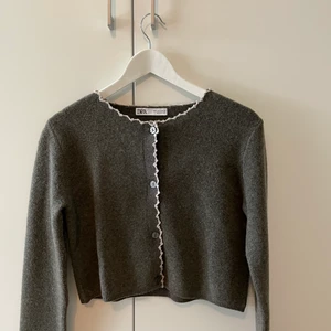 Super söt kofta - Säljer denna superfina koftan ifrån zara. säljer den för att jag inte fått så mycket användning på senaste tyvärr. Hoppas den passar bättre i din Garderob 🌻🌻