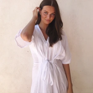 Vit klänning  - Säljer denna fina klänning som man kan ha på stranden eller till vardags. Så luftigt och skönt material utan att vara genomskinlig och endast använd 2 gånger. Storlek 42 men passar mig som är 36/S