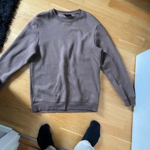 H&M sweatshirts - Tre tröjor alla i bra skick, den bruna knappt använd. Den Bruna och blåa är storlek M och den vin röda är L. 40kr styck och allihopa för 100kr