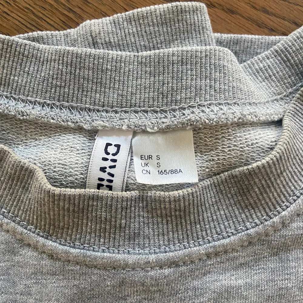 Soft grå sweatshirt som är använd ett par gånger men är i väldigt bra skick!☀️. Tröjor & Koftor.