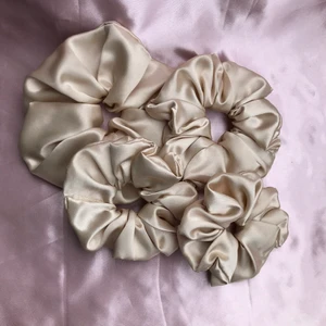 Scrunchie champagne  - Dessa underbara scrunchies finns i storlek S, M, L priset höjs med 5kr för varje storlek! Dom är handgjorda och har en bra kvalitet! Tyget är av satin! Kontakta gärna mig via Instagram dm: sparkle_vibes_shop för att se nöjda kunder, fler bilder, mer info❤️