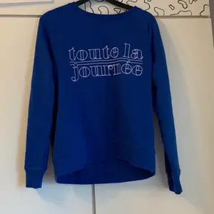 Fin blå sweatshirt med text. Det står att det är M i men jag skulle säga mer en S.