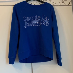 Blå sweatshirt  - Fin blå sweatshirt med text. Det står att det är M i men jag skulle säga mer en S.
