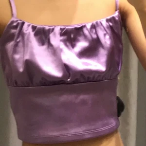 lila linne - slutsåld linne från h&m i strl xs (färgen syns bäst i första bilden)! säljer då jag inte har fått användningen av den alls, alltså aldrig använd! bara tvättad och provad. köparen står för frakten, hör av er vid frågor🤍🤍