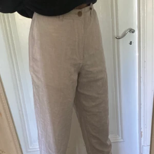 Beiga Linnebyxor - Jättesnygga trendiga linnebyxor från HM. Säljer för att de börjar bli korta. Jag är 1,79 cm lång. Man kan ha med eller utan snöret i midjan. Storlek M men passar fler storlekar då de är ganska stora i midjan och har ett justerbart snöre.