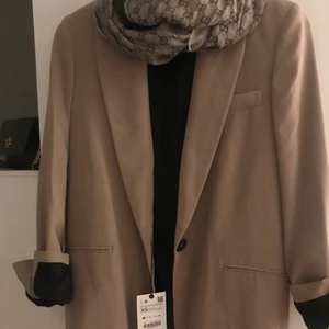 Oversize kavaj från Zara stl S - Beige oversize kavaj från Zara som tyvärr inte kommit till användning. Helt ny oanvänd med tag kvar. Nypris 800:-. Snygg att styla på fler sätt beroende på vilken stil man föredrar. Kan mötas upp i Mölndal/Göteborg eller skickas. Köpare står för porto. Ansvarar ej för postens slarv. 