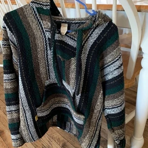 Baja Hoodie? - Någon som säljer en baja hoodie??(har jag för mig att dem heter) storlek M eller L vilken färg som helst !!!🤍🤍🤍