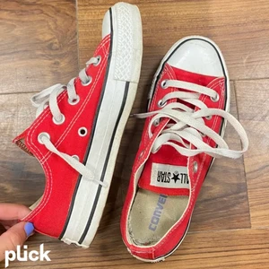Converse skor - Säljer dessa coola Converse skor i storlek 35! Sulan är lite sliten men går lätt att byta ut till en ny om man så vill. Skriv privat för mer info☺️ Köparen står för frakt!