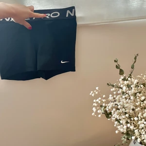 Nike PRO  - Ett par Nike PRO tights, strl M - aldrig använda! Bekväma! ❤️‍🔥❤️‍🔥 kan mötas upp i Gbg eller skickas mot fraktkostnad! 