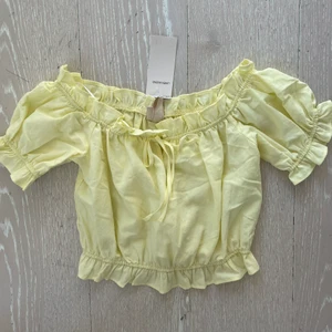 H&M - Söt singolla top fr H&M. Stl 36. Gul. Helt ny med lappar. Nypris 299:-