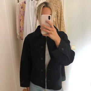 Svart jacka från weekday - Säljer den perfeka jackan för sommarkvällar!!! Kommer från weekday, nypris 700kr. Aldrig använd. Storlek XS. Jag är 168 cm å den sitter bra på mig! Säljer för 350kr☺️☺️gratis frakt! 