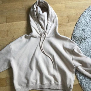 Beige hoodie  - Jättefin och skön hoodie från lager 157. Den har ett håll i ena ärmen som man ser på andra bilden. Annars är den i bra skick. Storlek X/XL men passar mig bra som är S i vanliga fall. 