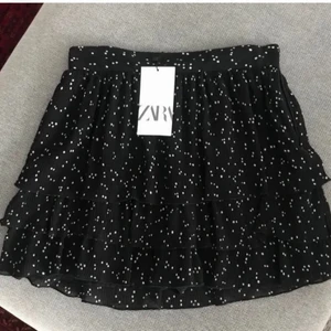 Prickig kjol från Zara - Säljer min prickiga kjol från zara. Väldigt bra skick, använd fåtal gånger.                           Bilderna är lånade. Köp direkt för 400+frakt 