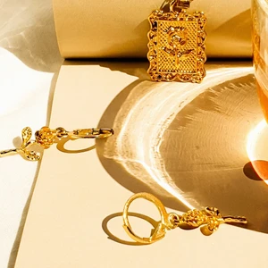 ROSE DROP EARRINGS 😇 - Rose drop earrings i guld. Kosta 30kr/par, frakt 15kr. Passar perfekt till många outfits. Material zinc alloy. Jag skickar bild på paketet innan jag posta. 