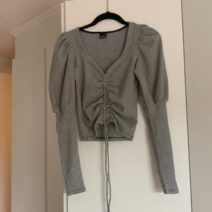 Ginatricot - En långärmad topp med puffärm, använt få gånger. Köpt för ungefär 1 år sen. 