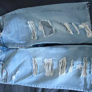 Lightwash Jeans-shorts - Aldrig använda endast testade på grund av att de är något förstora. köpta ca 1 år sedan, prislapp kvar. 