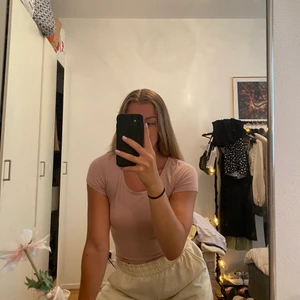 Somrig topp - Superfin puderrosa tröja med korsningar på baksidan💕