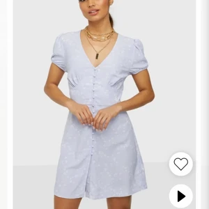 Helt ny klänning från Nelly! - En supersuper fin oanvänd klänning från Nelly. Endast testad en gång. Säljes då de var lite för liten över bysten för mig som har C/D kupa. Enda anledningen till att jag säljer den annars är den superfin!🤍 Frakt 48kr eller spårbart 66kr. Bud vid flera intresserade.