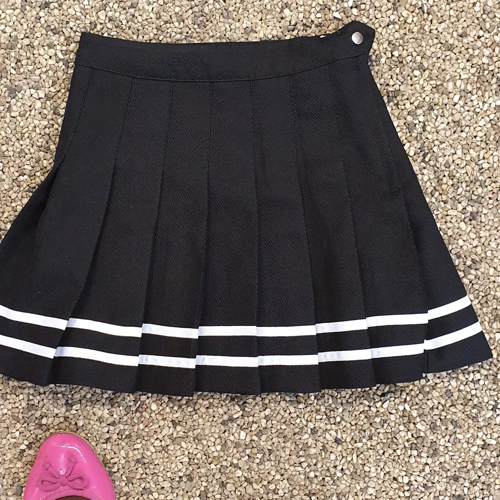 En ny summer kjol som är I mycket bra skick eftersom den är bara provat.passar xxs_ xs.finns fler bilder . Kjolar.
