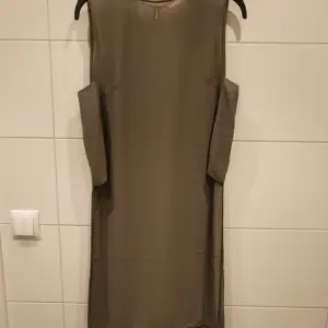 Olivgrön tunika från H&M i storlek 38 💚 Ej använd. Gratis frakt 💌