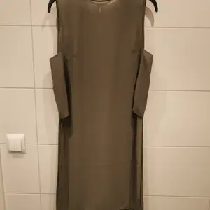 Olivgrön tunika från H&M i storlek 38 💚 Ej använd. Gratis frakt 💌